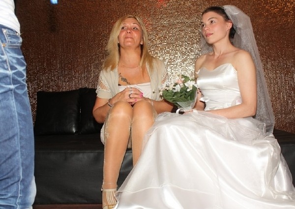 Стриптизер трахает невесту на девичнике
