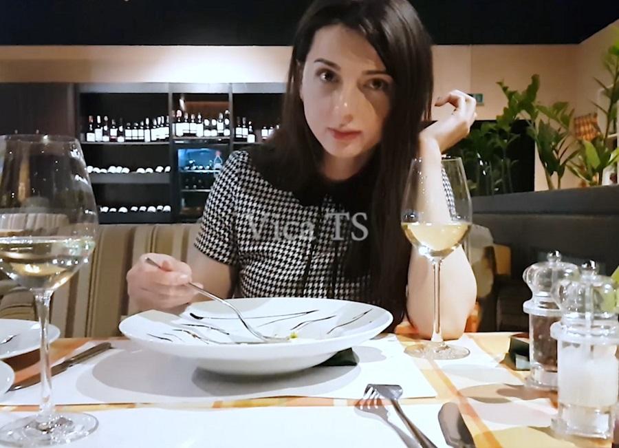 Девушка с трансексуалом на свидании в ресторане