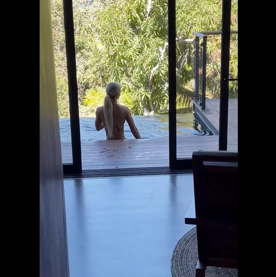 Любительское секс видео с Layla Rayne в бассейне возле дома
