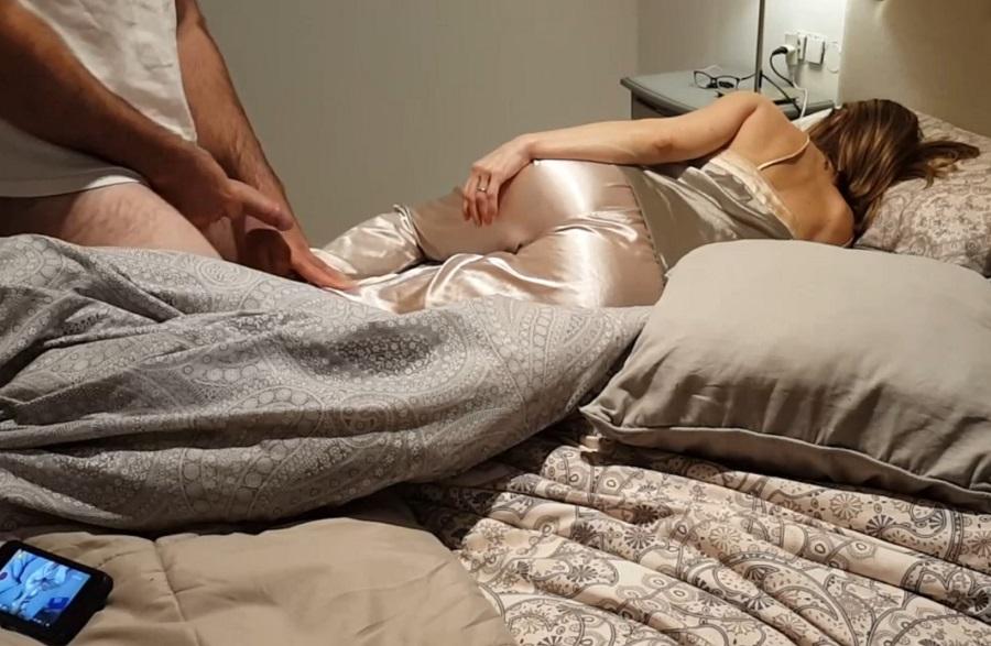 Секс со спящей женой в шелковой пижаме