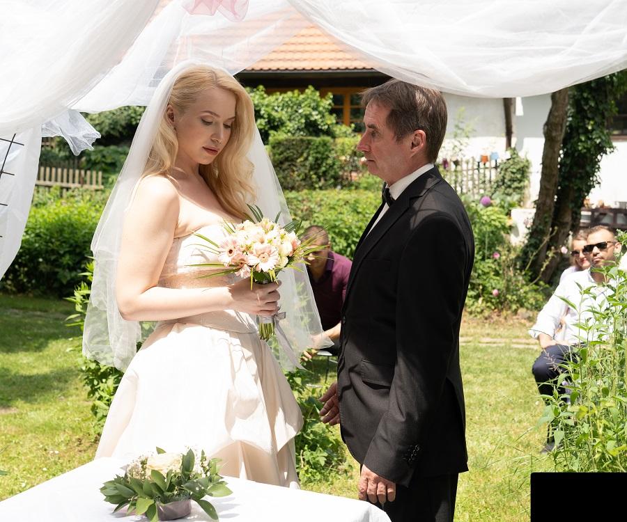 Невеста изменяет на свадьбе в свадебном платье