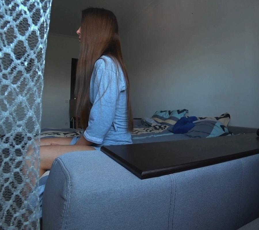 Молодая жена изменяет на диване скрытая камера