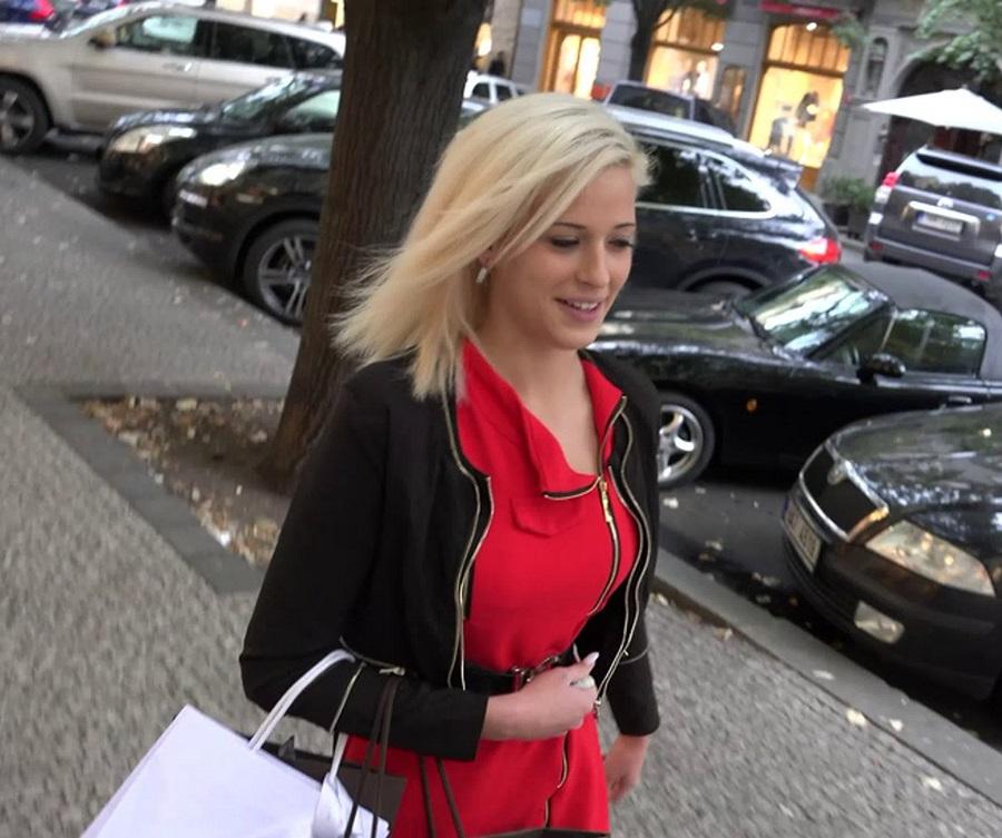 Пикап роскошной женщины на улице Праги