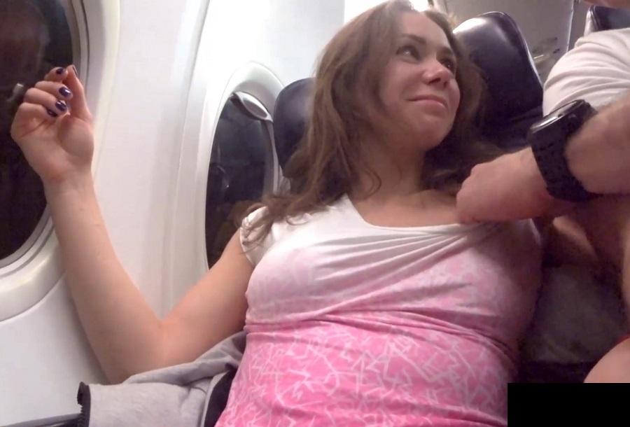 Любительский секс в самолете перед отпуском