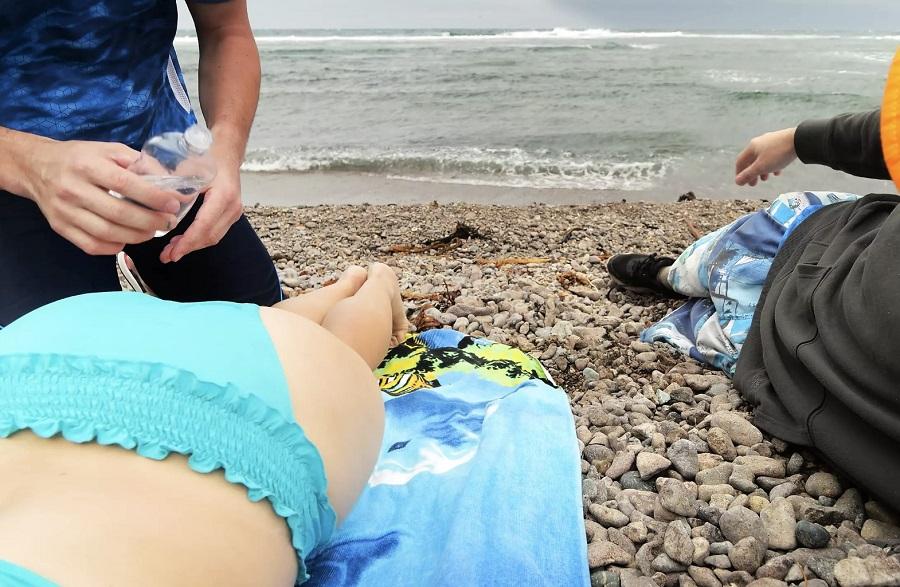 Незнакомец трахает чужую жену на диком пляже а муж рядом дрочит